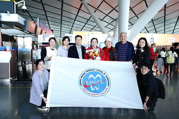 2.杏吧视频
领导、罗婷婷医生家属及职工代表到机场为其送行.JPG